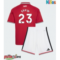 Camiseta Manchester United Luke Shaw #23 Primera Equipación para niños 2026-27 manga corta (+ pantalones cortos)